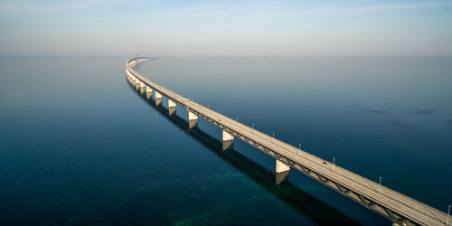 Öresundsbron. Foto: Highshot Öresundsbron som försvinner i fjärran. Flygfoto.